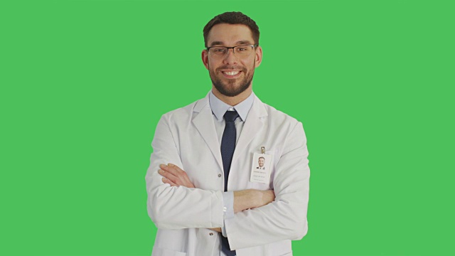 中景英俊的医生/科学家戴眼镜交叉双臂，然后指向他的食指向上。背景为绿幕。视频素材