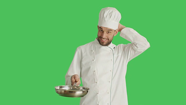 中景:厨师在平底锅上翻起通心粉，做出Bellissimo手势。绿屏背景。视频素材