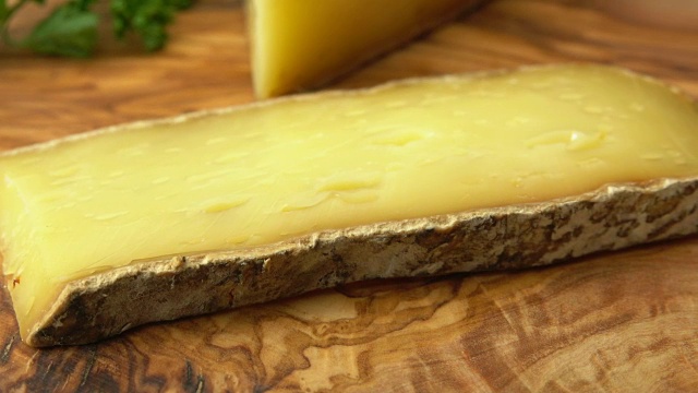 美味的羊奶酪配绿色植物视频素材