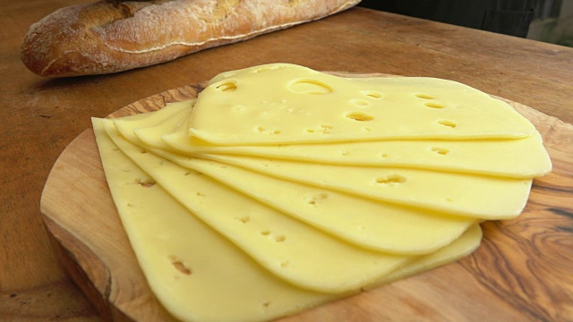 荷兰马斯丹奶酪是用叉子吃的视频素材