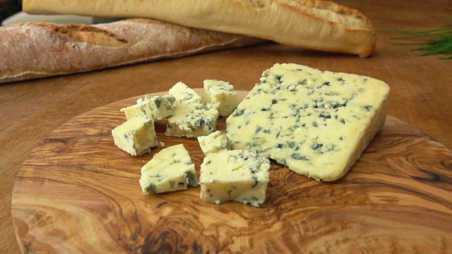蓝乳酪和法式长棍面包视频素材