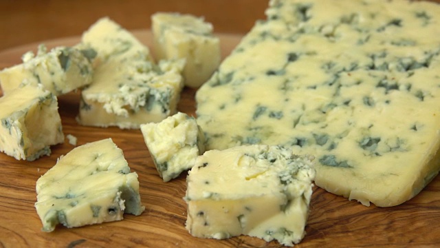 蓝色羊乳干酪块视频素材