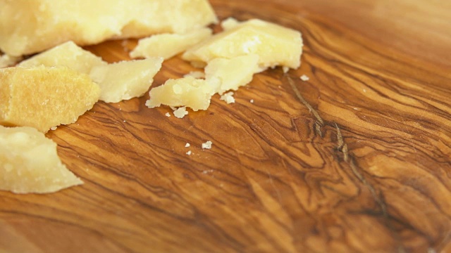 叉子从木板上取下一片帕尔马干酪视频素材