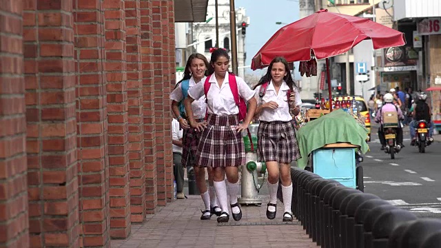 在人行道上跑步的少女学生视频下载