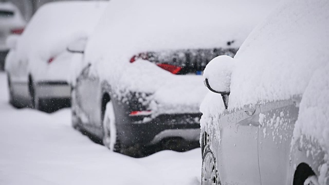 下雪时，汽车被雪覆盖视频素材