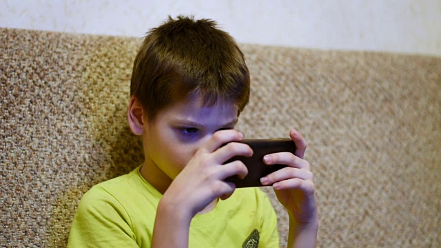 青少年在家里玩智能手机游戏视频素材