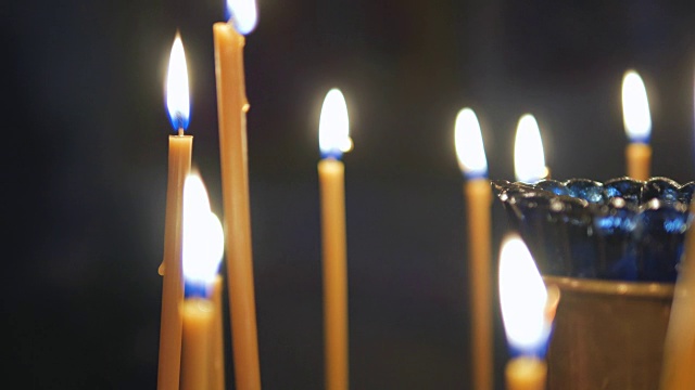 在东正教教堂里点燃蜡烛。图标和祈祷视频素材