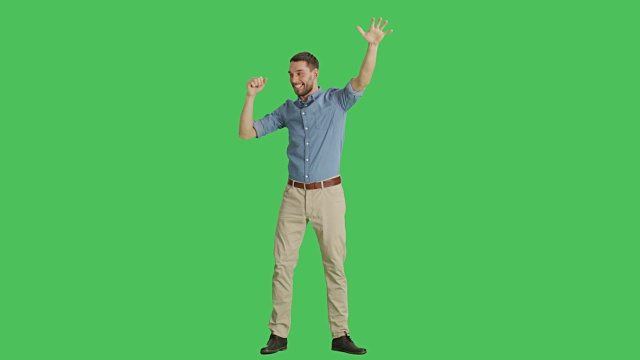 一个随意的人跳舞和玩乐的机会不大。拍摄在一个绿色屏幕背景。视频素材