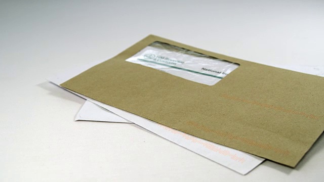账单和信件落在白色的背景上视频素材