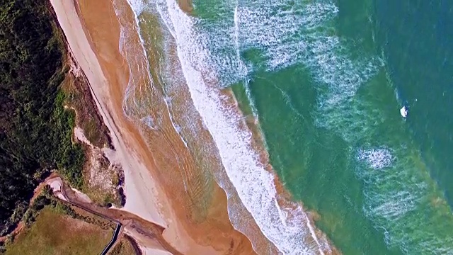 无人机拍摄美丽的海浪涌向沙滩视频素材