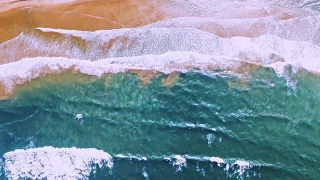 无人机在绿松石海洋美丽的海浪视图视频素材