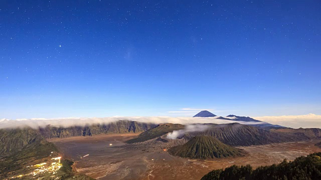 印度尼西亚东爪哇溴火山上空星星的时间流逝视频素材