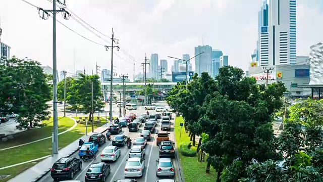 街道视图与繁忙的交通枢纽与城市景观背景，曼谷，泰国。起重机拍摄。视频素材