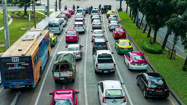 街道视图与繁忙的交通枢纽，曼谷，泰国。起重机拍摄。视频素材
