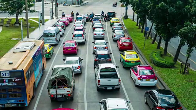 街道视图与繁忙的交通枢纽，曼谷，泰国。平移。视频素材