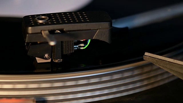 播放老式老式黑胶唱片的电唱机视频素材