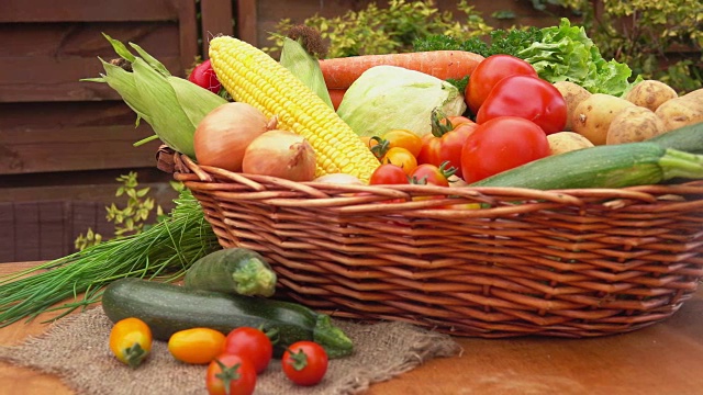 篮子里有蔬菜的静物画视频素材