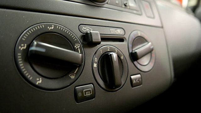 手动打开汽车加热器，调节汽车气候控制按钮视频下载