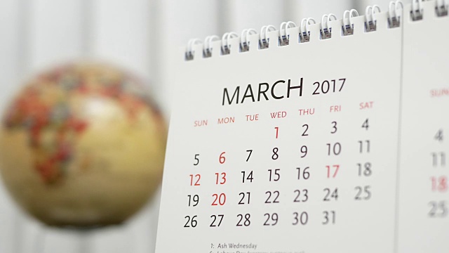 运动的2017年3月日历与模糊地球旋转的背景视频素材