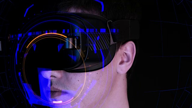 年轻人戴着VR头戴玩虚拟现实游戏视频素材