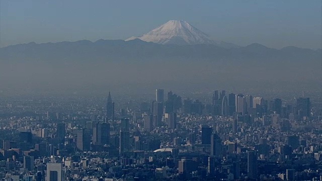 东京天际线之外的富士山，空中的积雪视频素材