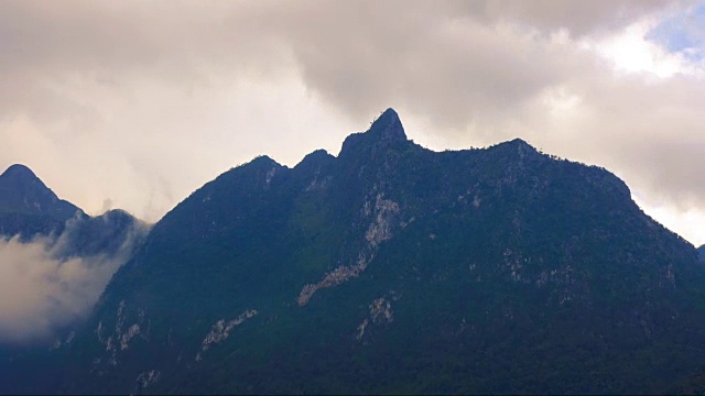 在泰国清迈的清岛的Doi Luang山周围有雾运动的旅游胜地。视频下载