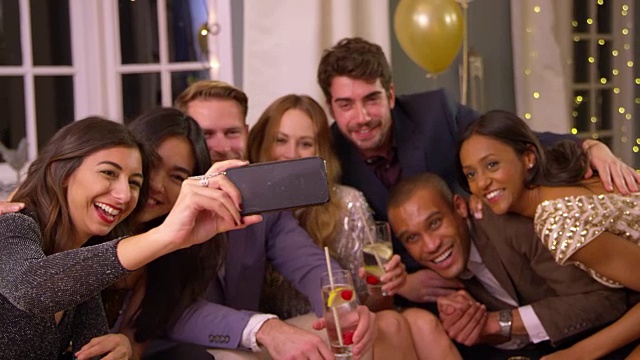 朋友们一起在派对上拍照庆祝视频素材
