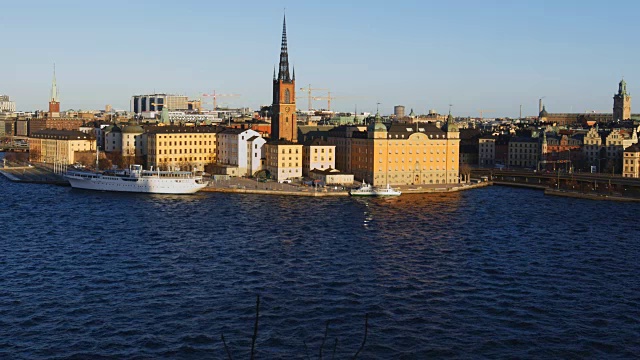 在一个阳光明媚的冬日，瑞典斯德哥尔摩市中心的一个小岛屿Riddarholmen视频下载