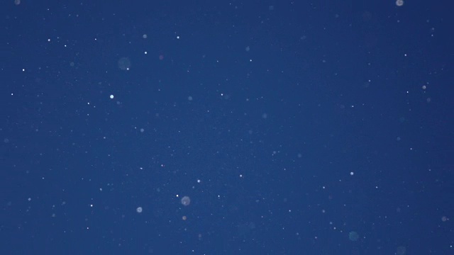 慢镜头特写:漂亮的冰冻雪花在美丽的天空中闪闪发光视频素材