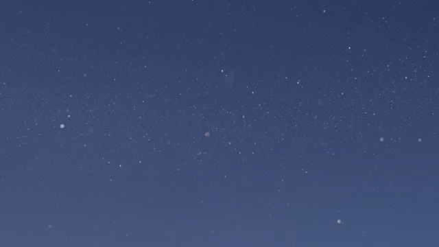慢镜头:钻石尘埃在寒冷的冬日天空中闪闪发光视频素材