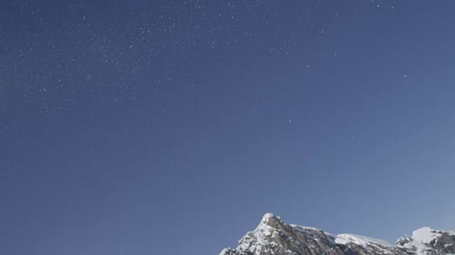 令人惊叹的美丽的雪花从晴朗的天空落在山顶上视频素材