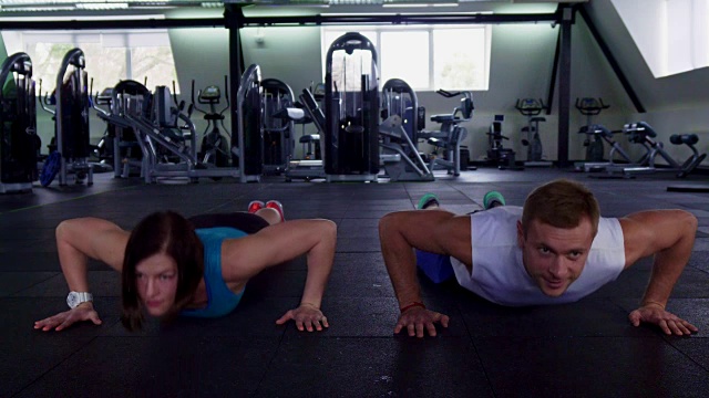 健身男和女在健身房做俯卧撑视频下载