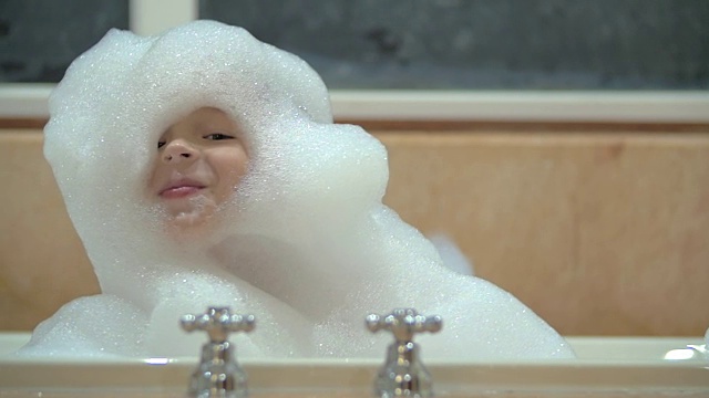 快乐的孩子在泡沫中沐浴视频下载