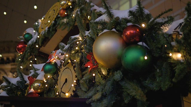 装饰新年球的圣诞冷杉树视频下载