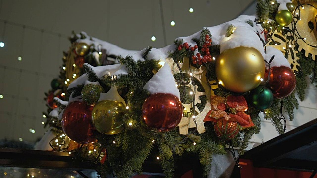 圣诞装饰球挂在树上，以彩灯为背景组成花环视频下载