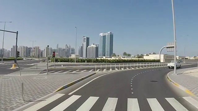 在高速公路上行驶，阿布扎比，阿联酋视频下载