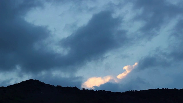 云在山和蓝天中移动视频下载