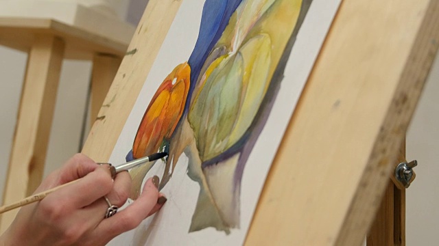 女人的手画南瓜静物与水彩画在画架上视频下载