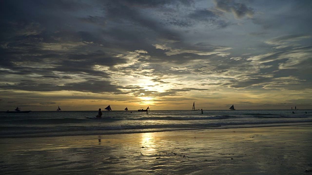 海上美丽的日落。菲律宾长滩岛视频下载