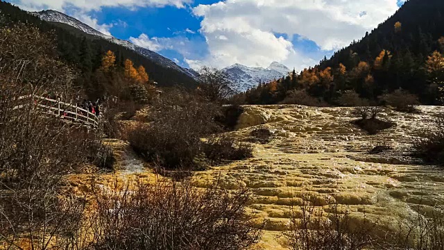 中国四川美丽的自然钙化池黄龙山视频素材