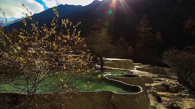 中国四川美丽的自然钙化池黄龙山视频素材