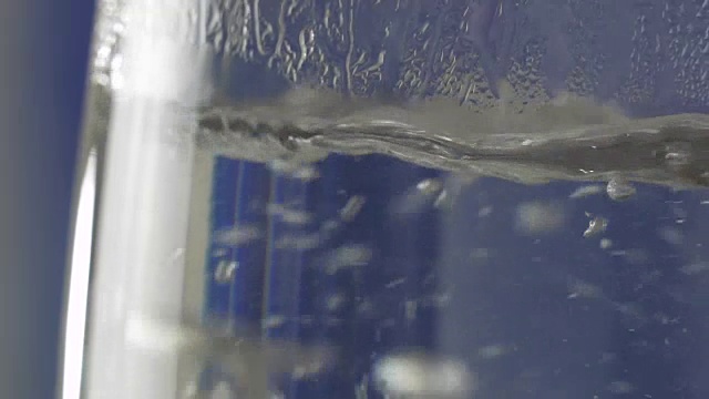 水在玻璃茶壶煮沸慢动作库存录像视频素材