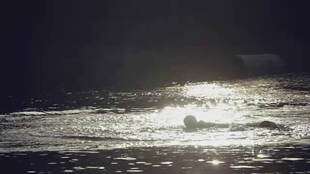湖面上漂浮着一个人视频素材