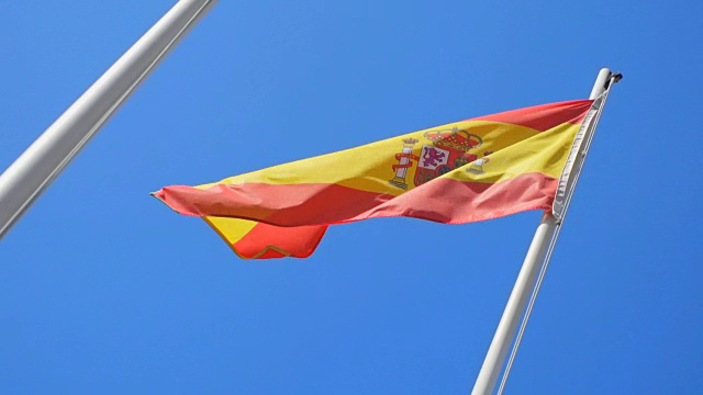 旗杆上飘扬的西班牙国旗视频素材