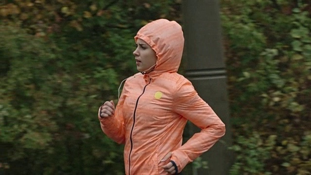 雨中奔跑的女人视频下载