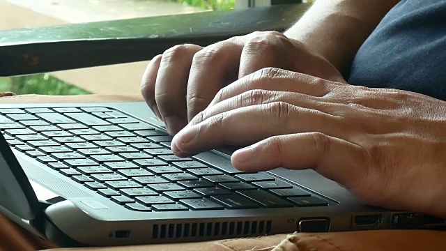男人的手使用笔记本电脑视频素材