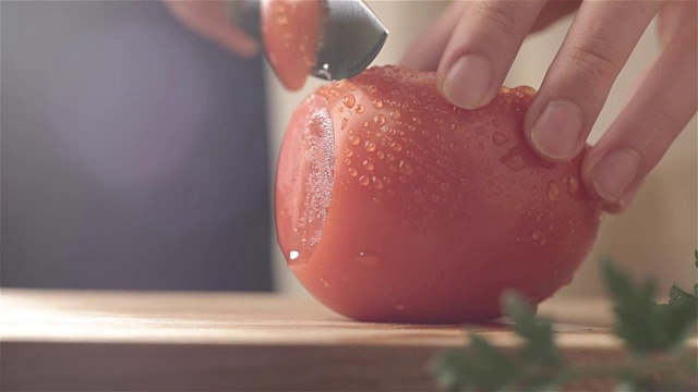 女性手切番茄视频素材