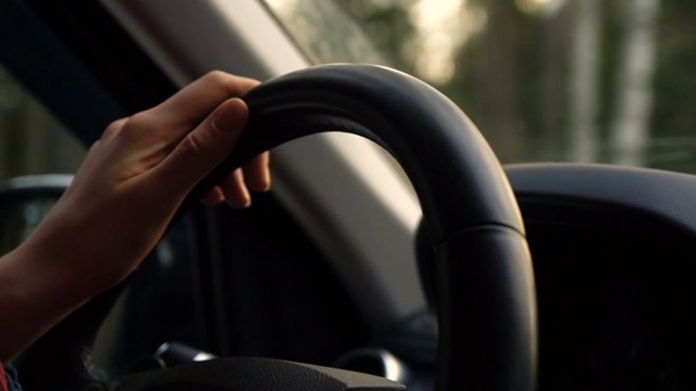 一个女人的手开着车的特写视频素材