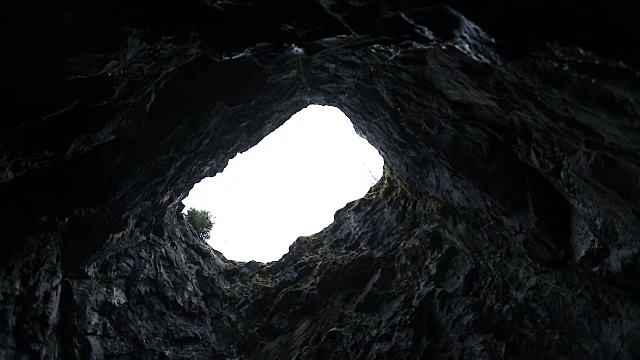 透过洞里的洞看天空视频下载