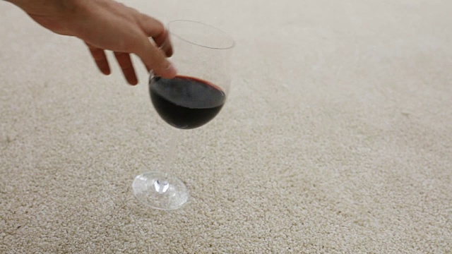一杯酒洒在地毯上视频下载